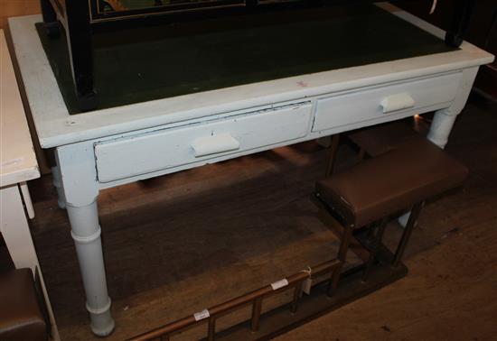 Painted pine farmhouse table(-)